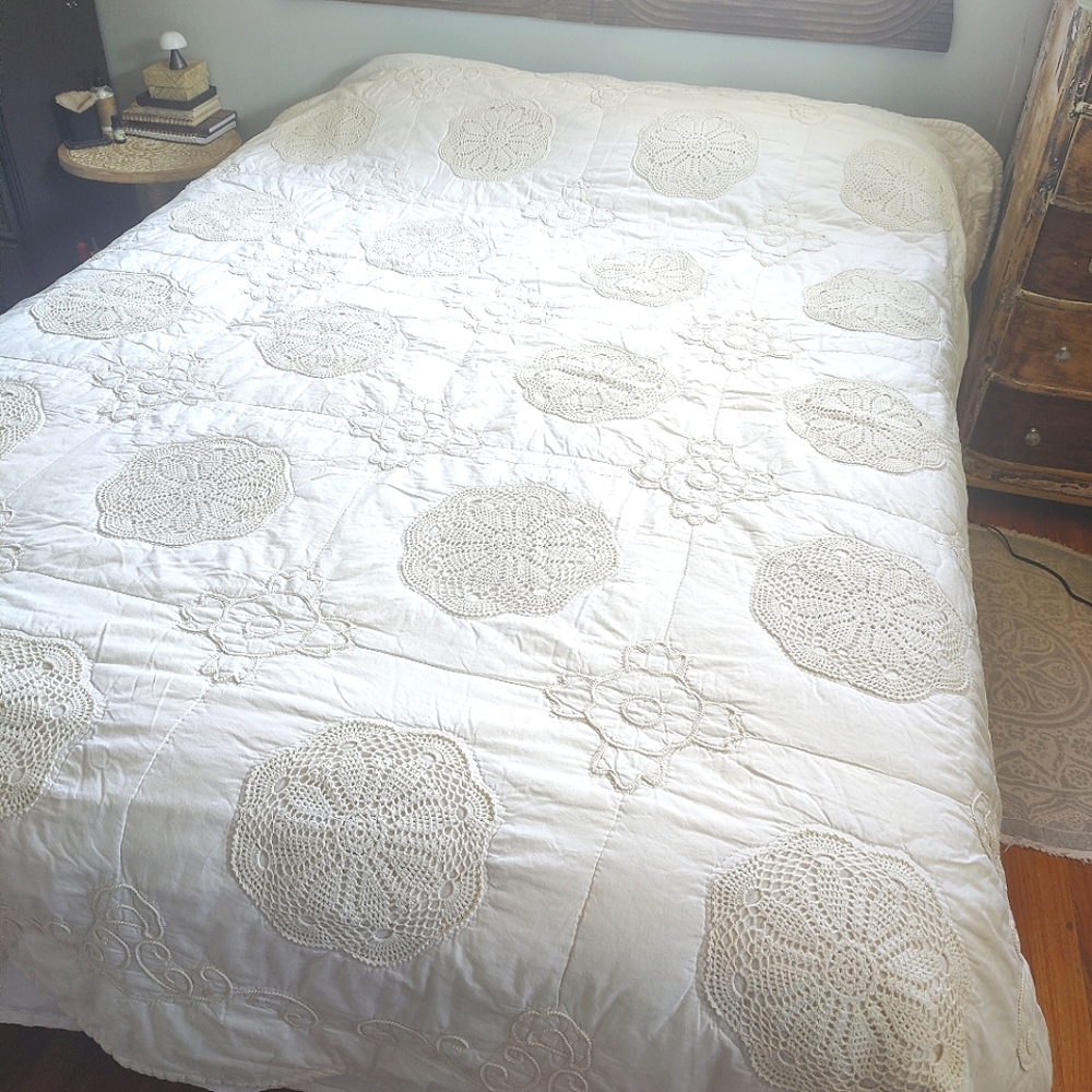 Vintage queen lace doily ivory Queen/full coverlet